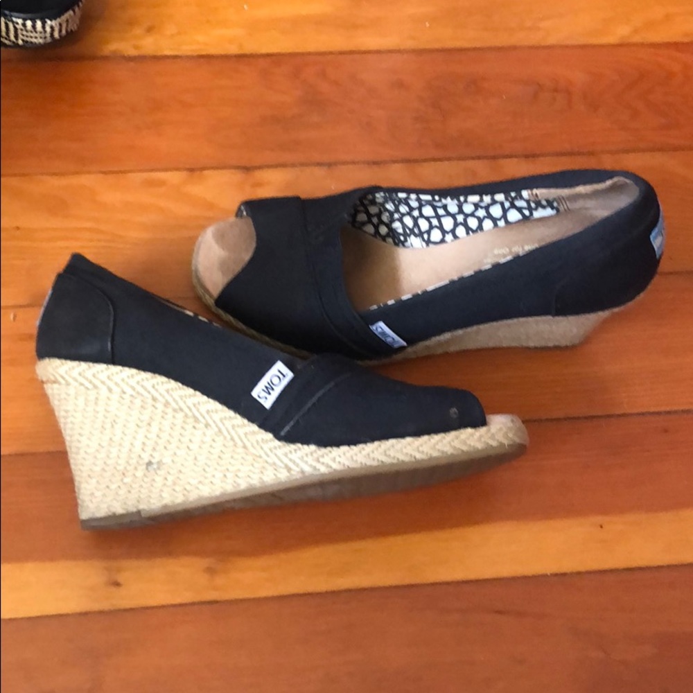 Toms sz 7 open toe wedge shoe